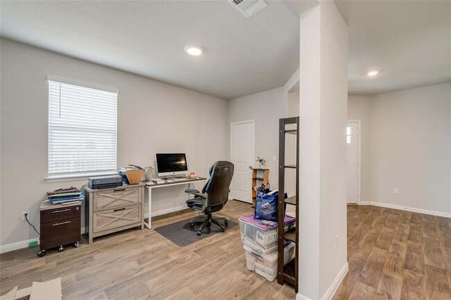 Building Photo - 102 Rainmaker Cv