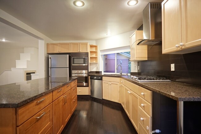 Building Photo - Beautiful home with 3 beds, 2.5 baths for ...