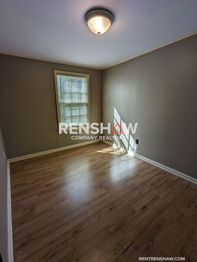 Building Photo - Convenient, 3/2 Home In East Memphis Now A...