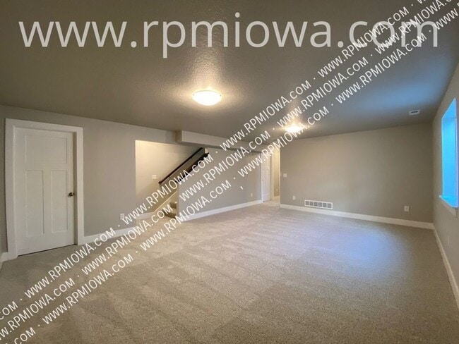 Building Photo - 740 SE Drumlin Dr