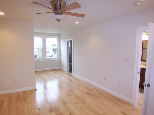 Building Photo - Large 3BR/2.5BA with yard and parking H St...