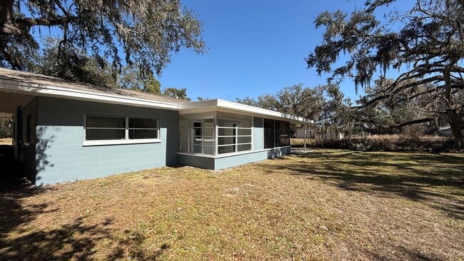 Building Photo - HUGE Ridge Manor/Dade City 3BR/2BA Home with Wide Open Floor Plan!!!