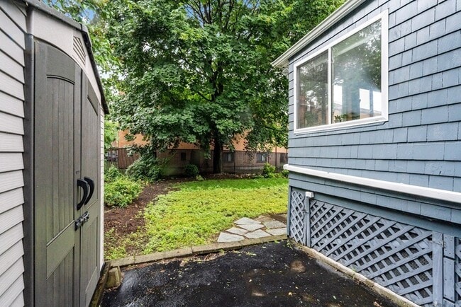 Building Photo - 51 Fairlawn St