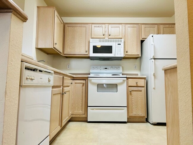 Building Photo - Large 3 Bedroom Apartment, Great Location!