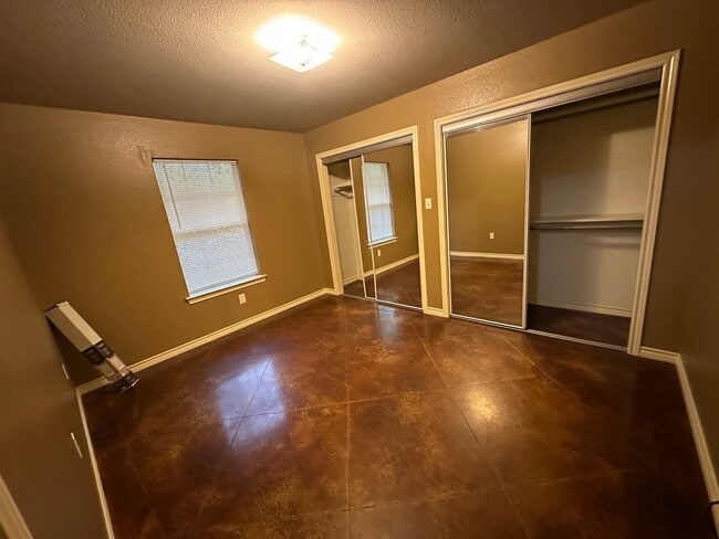 Building Photo - 206 Memory Ln