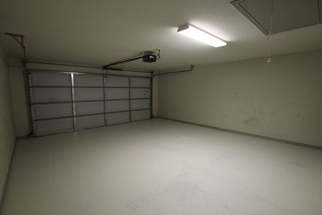 Building Photo - Beautiful 3 Bedroom 2 Bathroom Townhouse in South Tyler!