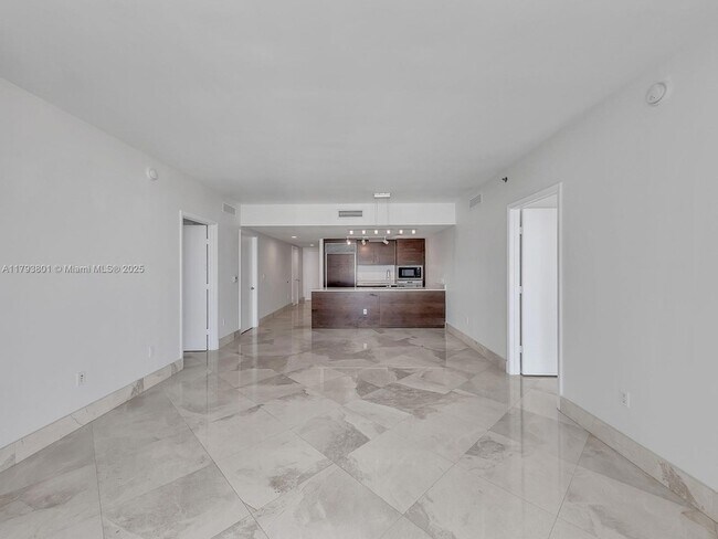 Building Photo - 475 Brickell Ave
