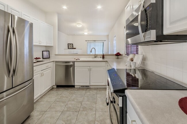 Building Photo - Must see! Spacious 3bd 2bath Ready for Imm...