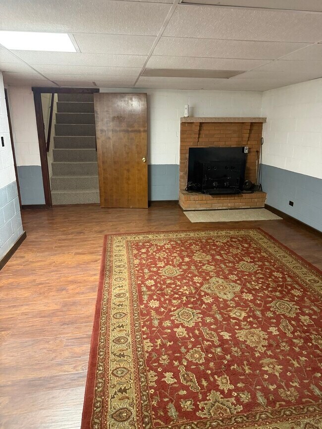 Building Photo - 3002 Cemetery Dr