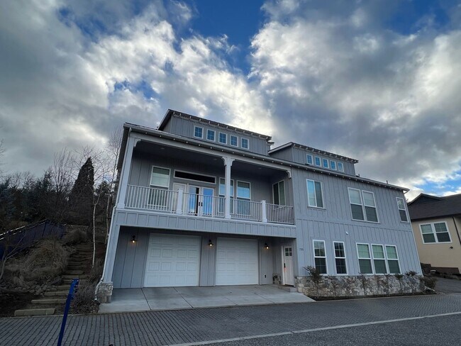 Building Photo - Beautiful, Custom home in the heart of Jacksonville | Available Now