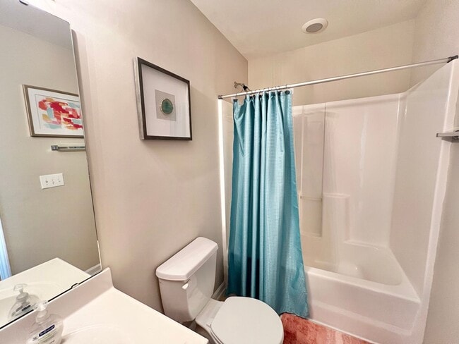 Building Photo - Beautiful 3BD, 2.5BA Raleigh Townhome in t...