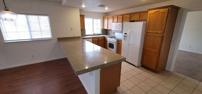 Building Photo - Beautiful Condo in Gated Community with Pool & Spa!