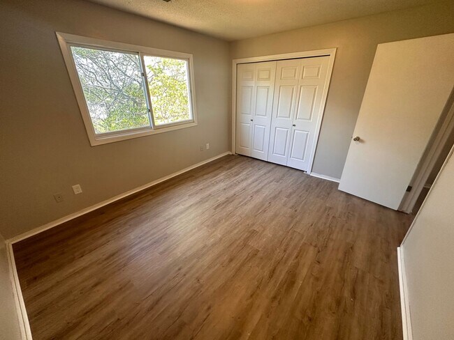 Building Photo - $1195 - 3 bedroom/ 2.5 bathroom - Townhome...