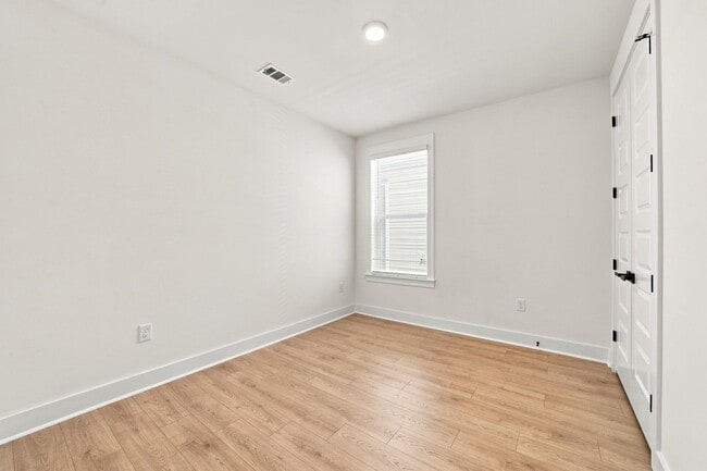 Building Photo - 3084 Claredon St