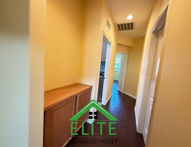Building Photo - **Spacious and Updated Townhome in Desirab...