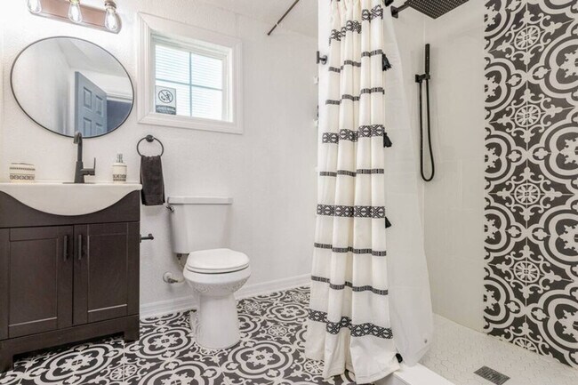 Building Photo - 2301 Carlton Dr