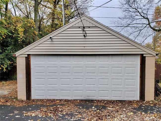 Building Photo - 2 bedroom duplex