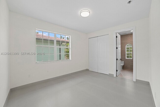 Building Photo - 3040 SW 44th St