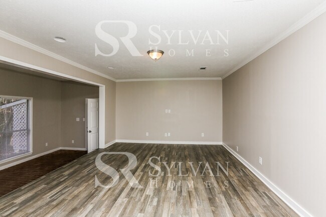 Building Photo - This 3 bedroom, 2 bathroom home on approxi...