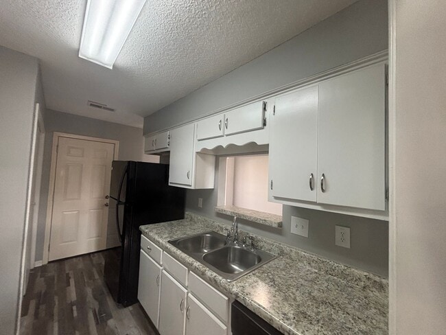 Building Photo - 5756 Crievewood Dr