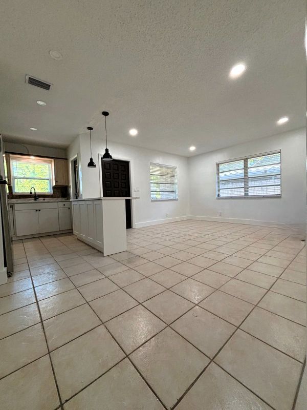 Building Photo - 1117 NE 10th St