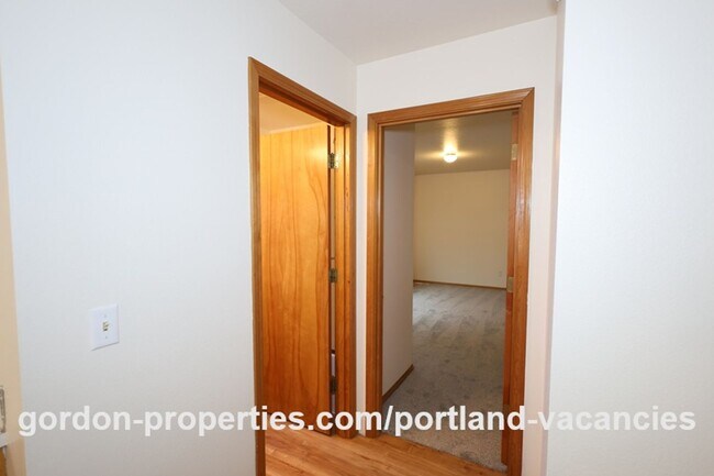 Building Photo - SE Knapp Circle - 3 bedroom duplex with attached single car garage