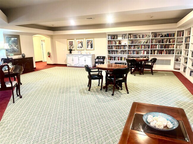 Building Photo - 2815 Kings Crossing Dr