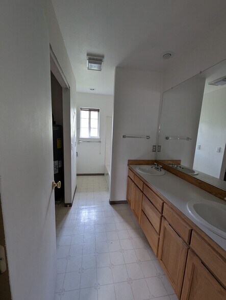 Building Photo - 909 Madrona Ave