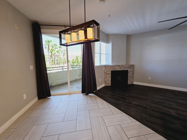 Building Photo - GUARD GATED CONDO W/ GARAGE