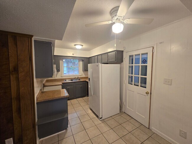 Building Photo - Is It Durham or Chapel Hill? Amazing Location!