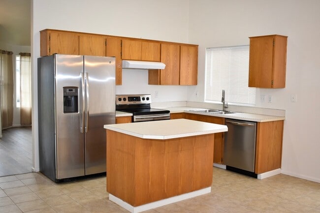 Building Photo - Great 3BD Ranch in Orchards- Gorgeous Laminate Floors Throughout!