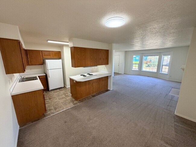 Building Photo - Two Bedroom Duplex in South Salem