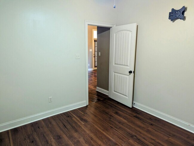 Building Photo - Welcome to Milton Estates!