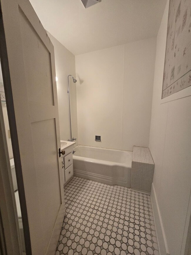 Building Photo - 3 bed 3 bath available!