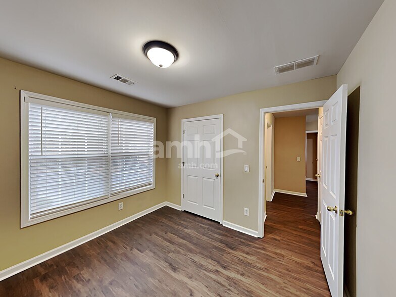 Building Photo - 1584 Silver Ridge Dr