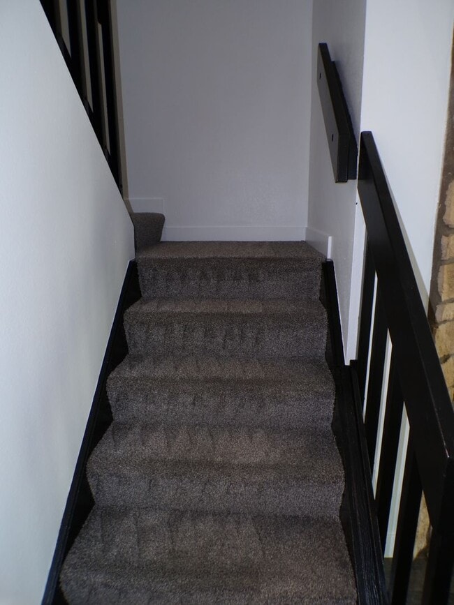 Building Photo - Updated 2 Bed 2.5 Bath Townhome!