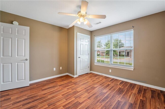 Building Photo - 3509 SW Carriageway Ave