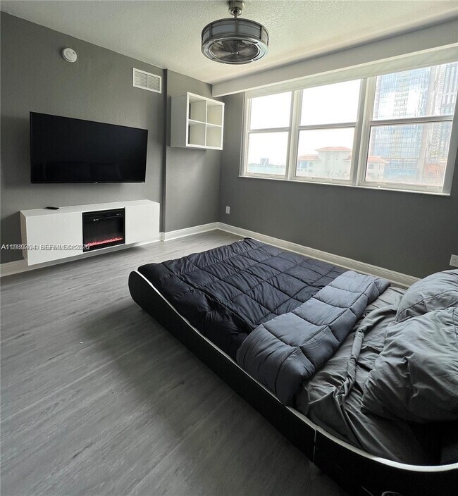 Building Photo - 500 NE 29th St