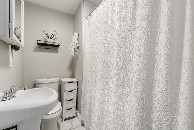 Building Photo - 473 E 5th St