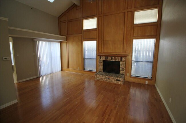 Building Photo - 2 Bedroom, 2 Bath  in Bryan Place