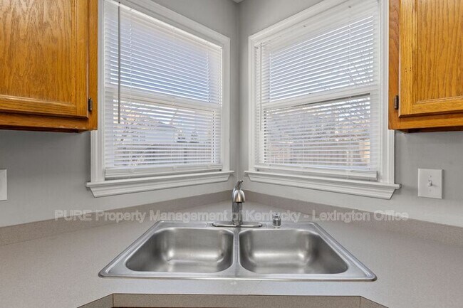 Building Photo - 833 Palomino Ln