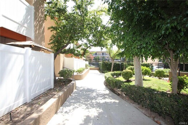 Building Photo - 10331 Lindley Ave