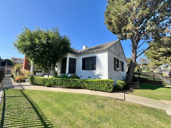 Building Photo - Charming 2-Bedroom Home with Hardwood Floors & Fireplace Near the Traffic Circle