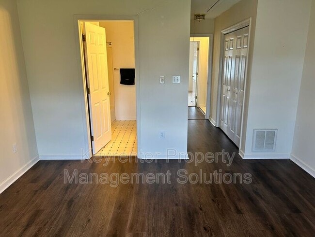 Building Photo - 2055 Hampton Dr