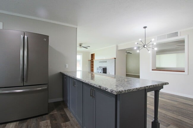 Building Photo - Updated Classic - Mid Century 4/2 2600 sf. All one level.