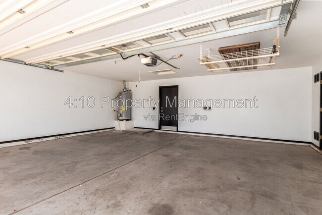 Building Photo - 30725 N Royal Oak Way