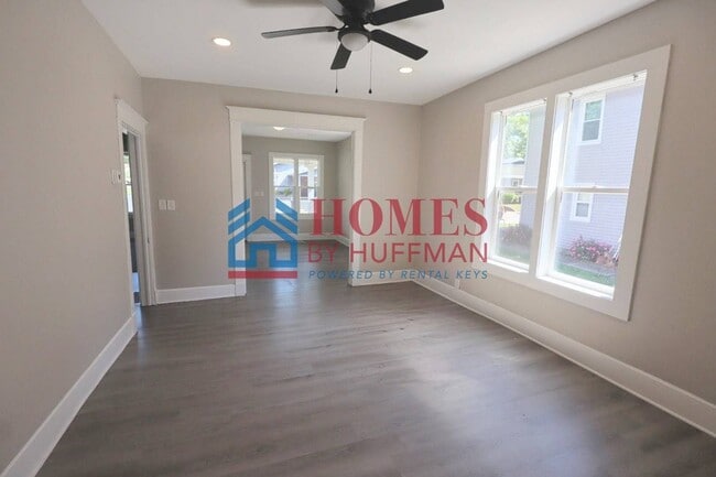Building Photo - Two Bedroom House | Off Street Parking