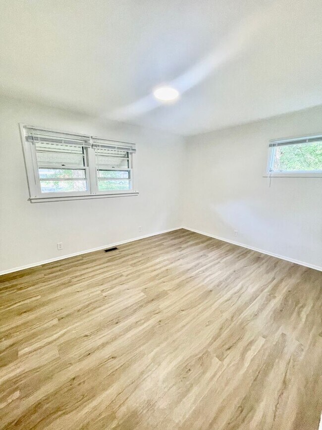 Building Photo - 210 Meadow Dr