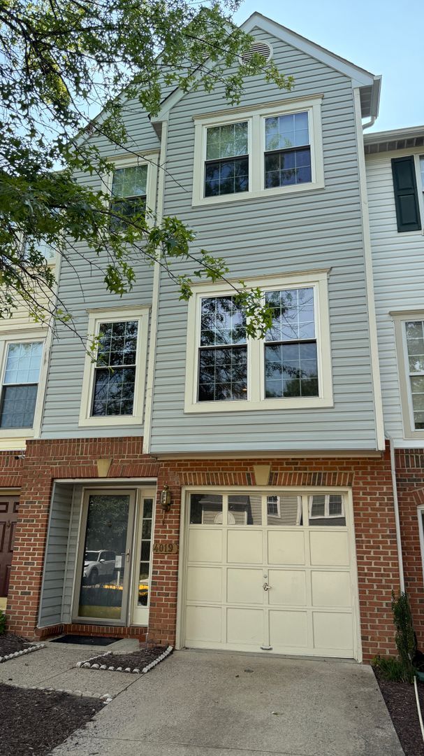Primary Photo - Glen Oaks Townhouse