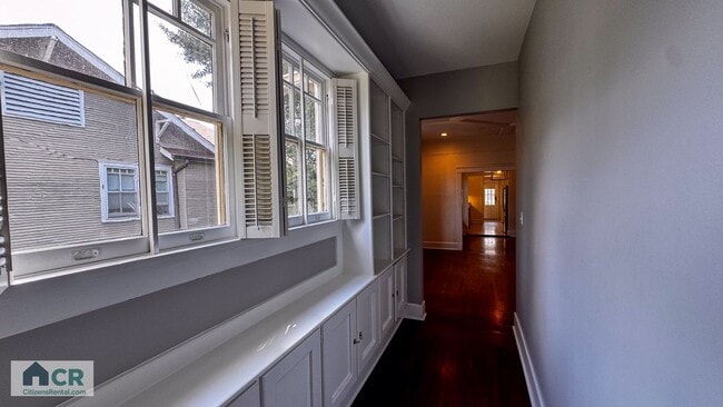 Building Photo - HUGE 9 bedroom house just a few blocks fro...